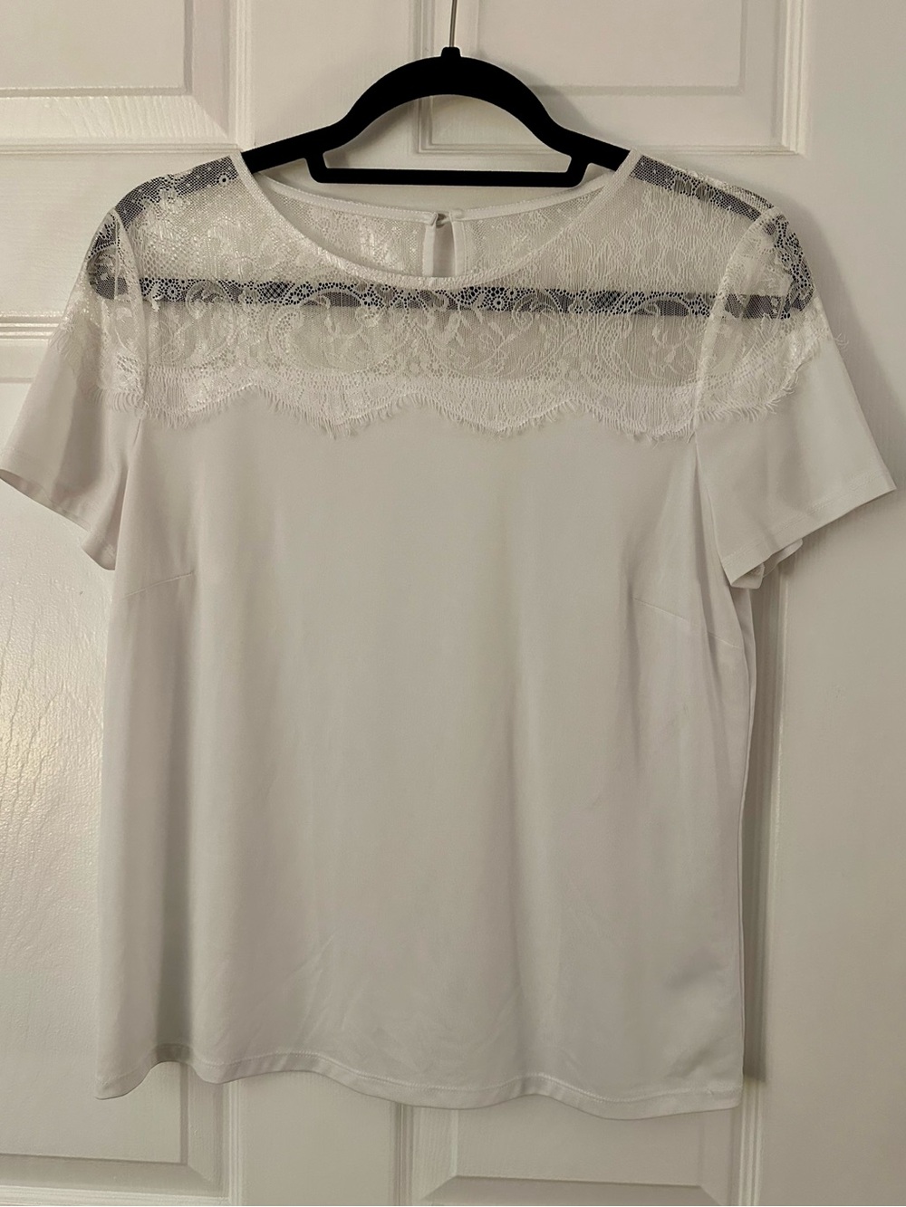 Women’s White Lace Yoke Short-Sleeve Top